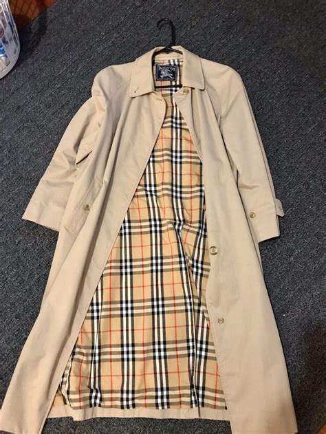 BURBERRY Плащи Тренч Женские .